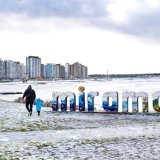 Le sud de l'Amérique latine est victime d'une vague de froid, comme ici sur la plage de Miramar, recouverte d'une fine pellicule de neige. KEYSTONE/EPA/MUNICIPALITY OF GENERAL ALVARADO / HANDOUT